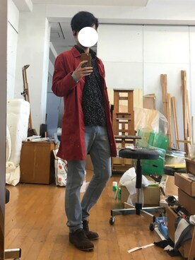 「アイテム（ステンカラーコート、レッド系）」を使った、Mihaさん（メンズ・170cm）の春コーディネート