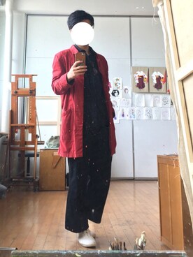 「アイテム（ステンカラーコート、レッド系）」を使った、Mihaさん（メンズ・170cm）の春コーディネート