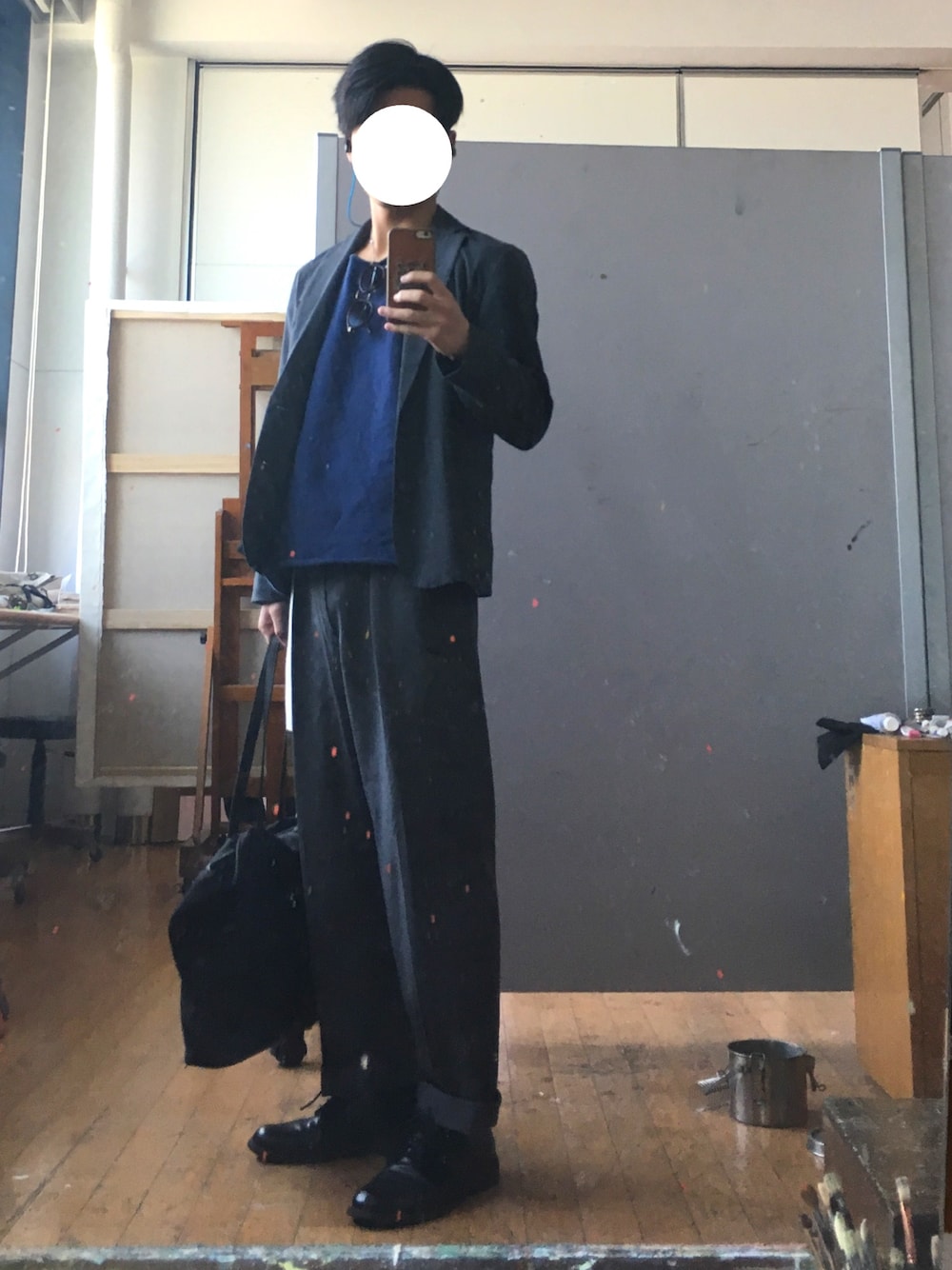 「テーラードジャケット、スラックス、セットアップ、革靴、トートバッグ、シンプル、春コーデ、ワイドパンツ、肌ウーノ、PR」｜「THE CASUALのTRストレッチテーラードジャケット（テーラードジャケット、グレー系）」を使った、Mihaさん（メンズ・170cm）の春コーディネートの1枚目の写真