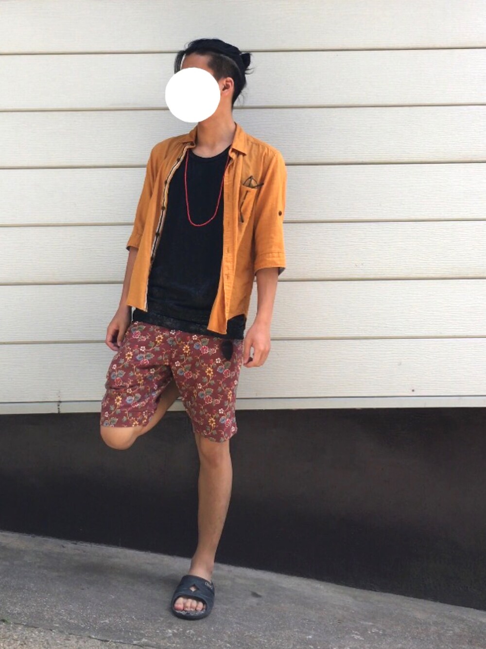 「リネンシャツ、タンクトップ、ハーフパンツ、ショートパンツ、サンダル、ネックレス、シンプル、夏コーデ」｜「THE SHOP TK の◆綿麻スラブオックスロールアップシャツ（シャツ/ブラウス、イエロー系）」を使った、Mihaさん（メンズ・170cm）の春コーディネートの1枚目の写真
