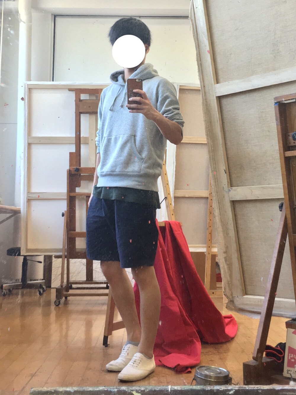 「パーカー、レイヤードスタイル、タンクトップ、ハーフパンツ、ショートパンツ、シンプル、夏コーデ、スニーカー、プチプラ」｜「UNIQLOのMEN スウェットプルパーカ（長袖）＋E（パーカー、グレー系）」を使った、Mihaさん（メンズ・170cm）の春コーディネートの1枚目の写真