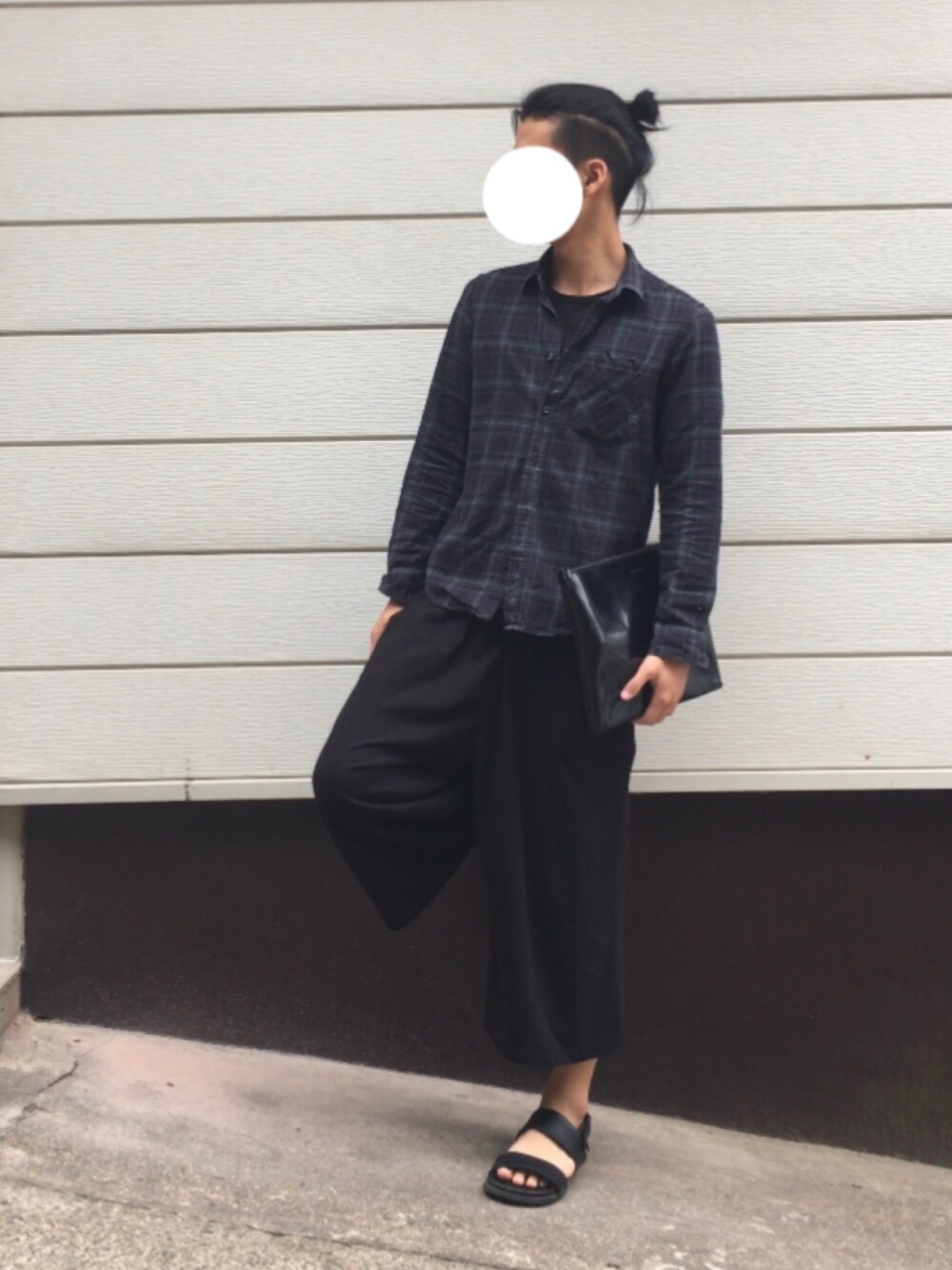 「チェックシャツ、シャツスタイル、ガウチョパンツ、クラッチバッグ、サンダル、シンプル、夏コーデ」｜「HAREの【HARE】トラッドチェックシャツ（シャツ/ブラウス、グリーン系）」を使った、Mihaさん（メンズ・170cm）の夏コーディネートの1枚目の写真