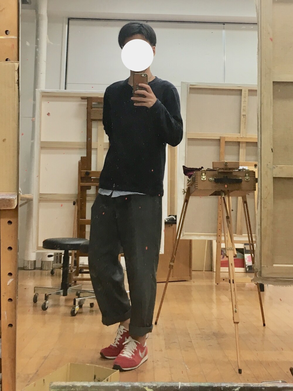 「ワイドパンツ、Tシャツ、スニーカー、シンプル、スラックス、ロールアップ」｜「GLOBAL WORKのアイテム（Tシャツ/カットソー、ブルー系）」を使った、Mihaさん（メンズ・170cm）の夏コーディネートの1枚目の写真