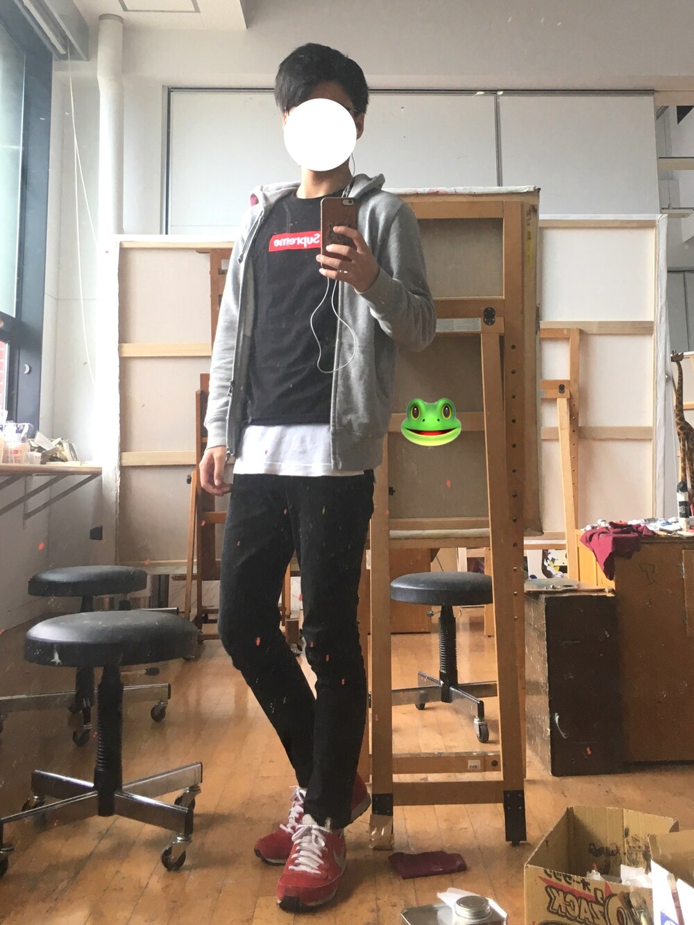 「パーカー、レイヤードスタイル、Tシャツ、黒スキニー、スニーカー、シンプル」｜「UNIQLOのMEN ライトウエイトフルジップパーカ（長袖）（パーカー、グレー系）」を使った、Mihaさん（メンズ・170cm）の夏コーディネートの1枚目の写真