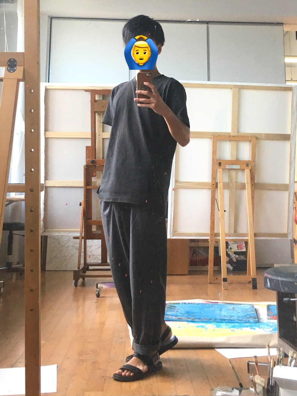 「ビッグT、ワイドパンツ、サンダル、シンプル、夏コーデ、ブラック」｜「HANESのアイテム（Tシャツ/カットソー、ブラック系）」を使った、Mihaさん（メンズ・170cm）の夏コーディネートの1枚目の写真