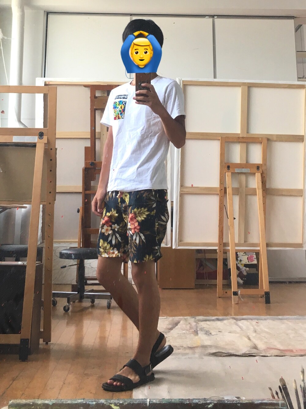 「Tシャツ、ハーフパンツ、ショートパンツ、ボタニカル柄、サンダル、シンプル、夏コーデ」｜「Right-onのアイテム（その他パンツ、ブラック系）」を使った、Mihaさん（メンズ・170cm）の夏コーディネートの1枚目の写真