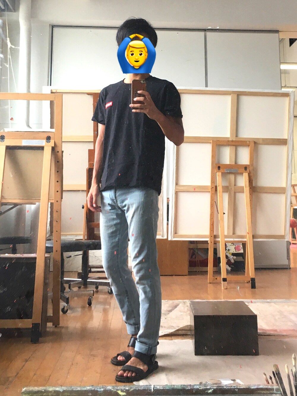 「Tシャツ、デニム、ジーンズ、サンダル、スキニーデニム、シンプル、夏コーデ」｜「UNIQLOのストレッチスキニーフィットテーパードカラージーンズ（デニムパンツ、ブルー系）」を使った、Mihaさん（メンズ・170cm）の夏コーディネートの1枚目の写真