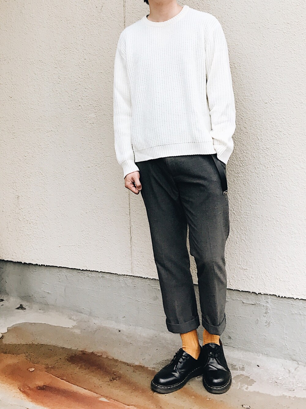 「秋、雨の日コーデ、ビッグシルエット、オーバーサイズ、白ニット、グレーパンツ、DISCOVERED、TOPMAN、マスタード、ガチャベルト」｜「DISCOVEREDのAZE SWEATER■（ニット/セーター、ホワイト系）」を使った、よしおさん（メンズ・175cm）の秋コーディネートの1枚目の写真