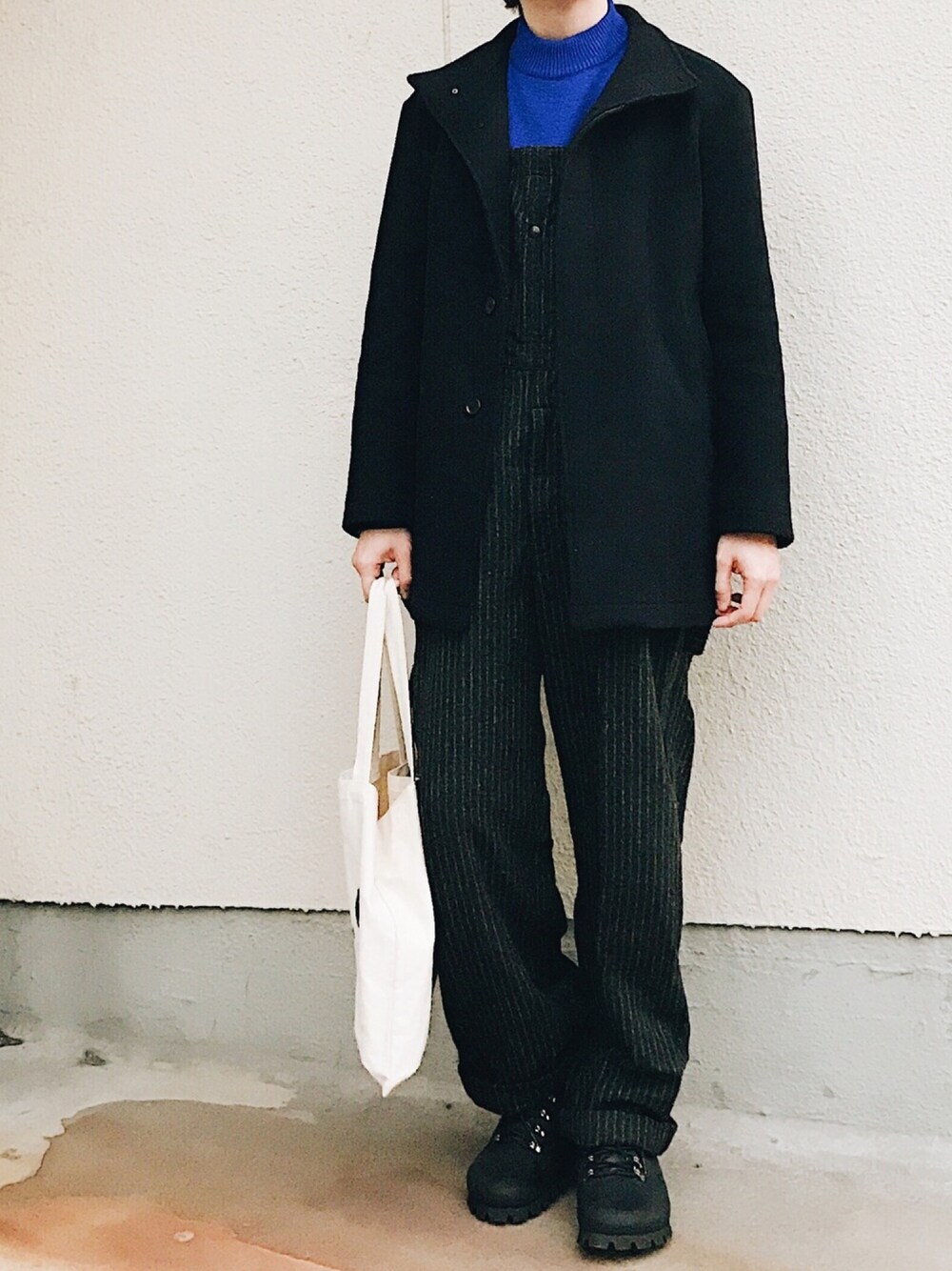 「冬、ストライプ、ENGINEERED GARMENTS、モックネック、ブルー、オーバーオール、ステンカラーコート、無印良品、MONO-MART、マウンテンブーツ」｜「無印良品のアイテム（ステンカラーコート、ブラック系）」を使った、よしおさん（メンズ・175cm）の冬コーディネートの1枚目の写真