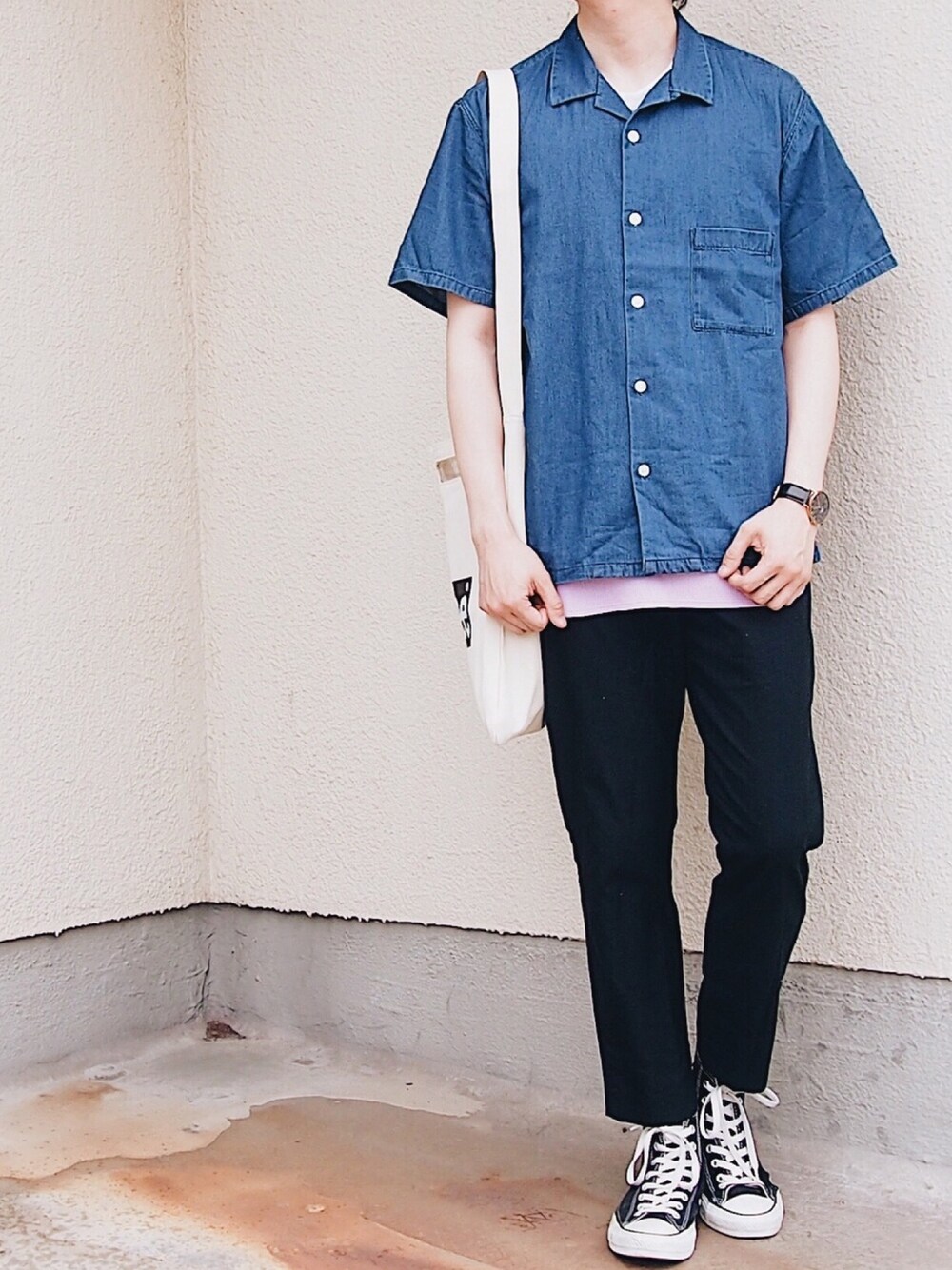 ブルー系のシャツ/ブラウス、ホワイト系のTシャツ/カットソー、パープル系のタンクトップを着用したメンズの春コーディネートの1枚目の写真