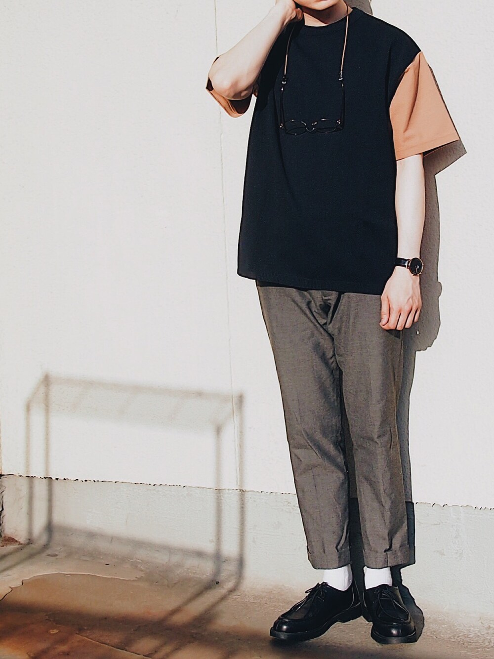 「ゆるコーデ、大人カジュアル、半袖ニット、ニットソー、UNITED TOKYO、TOPSHOP、グラスコード、SENSEOFPLACE、スラックス、Daniel Wellington」｜「UNITED TOKYOのコンビプルオーバーニット（ニット/セーター、ブルー系）」を使った、よしおさん（メンズ・175cm）の春コーディネートの1枚目の写真