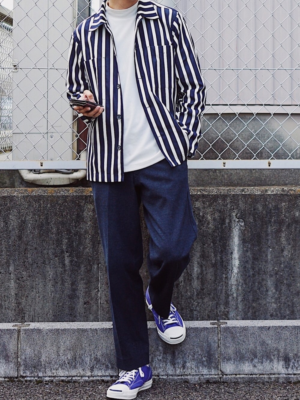 「キレイめ、カジュアル、秋コーデ、スニーカー、ジャックパーセル、シャツジャケット、ストライプシャツ、UNITED TOKYO、UNIQLO U、モックネック」｜「UNITED TOKYOのビッグポケットシャツブルゾン（ブルゾン、ブルー系）」を使った、よしおさん（メンズ・175cm）の秋コーディネートの1枚目の写真