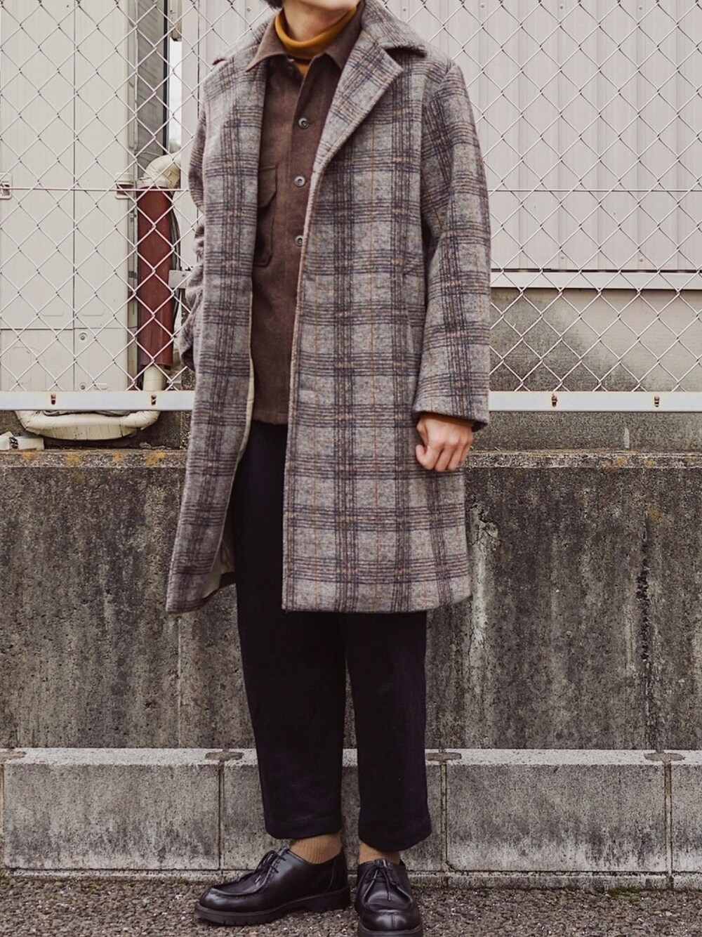 「秋冬コーデ、チェックコート、niko and ...、ブラウンコーデ、マスタード、UNITED TOKYO、UNIQLO U、アンクルパンツ、CPOジャケット、KLEMAN」｜「niko and...のメルトンコート（その他アウター、ベージュ系）」を使った、よしおさん（メンズ・175cm）の冬コーディネートの1枚目の写真