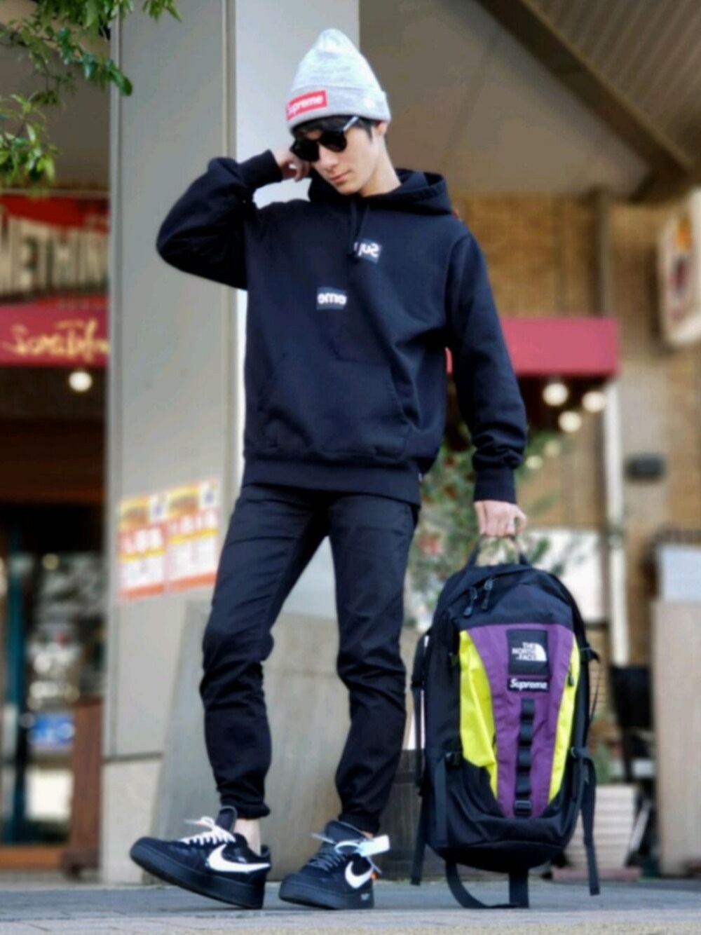 「スニーカー、NIKE、off white、COMME des GARCONS、パーカー、黒スキニー、ボックスロゴ、THE NORTH FACE、ビーニー、ブラックコーデ」｜「Supreme のSupreme The North Face Expedition Backpack （バックパック/リュック、パープル系）」を使った、ジェロニモさん（メンズ・170cm）の冬コーディネートの1枚目の写真