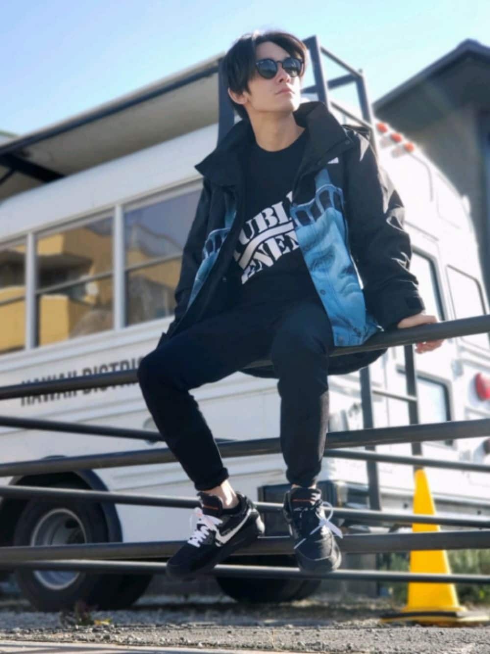 「スニーカー、NIKE、off white、THE NORTH FACE、マウンテンパーカー、黒スキニー、supreme、ブラックコーデ、ストリートコーデ、エアマックス」｜「Supreme のThe North Face Statue of Liberty Mountain Jacket（マウンテンパーカー、ブラウン系）」を使った、ジェロニモさん（メンズ・170cm）の冬コーディネートの1枚目の写真