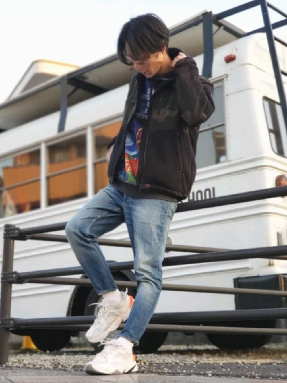 ブルー系のパーカー、その他のブルゾン、ブルー系のデニムパンツを着用したメンズの冬コーディネートの1枚目の写真