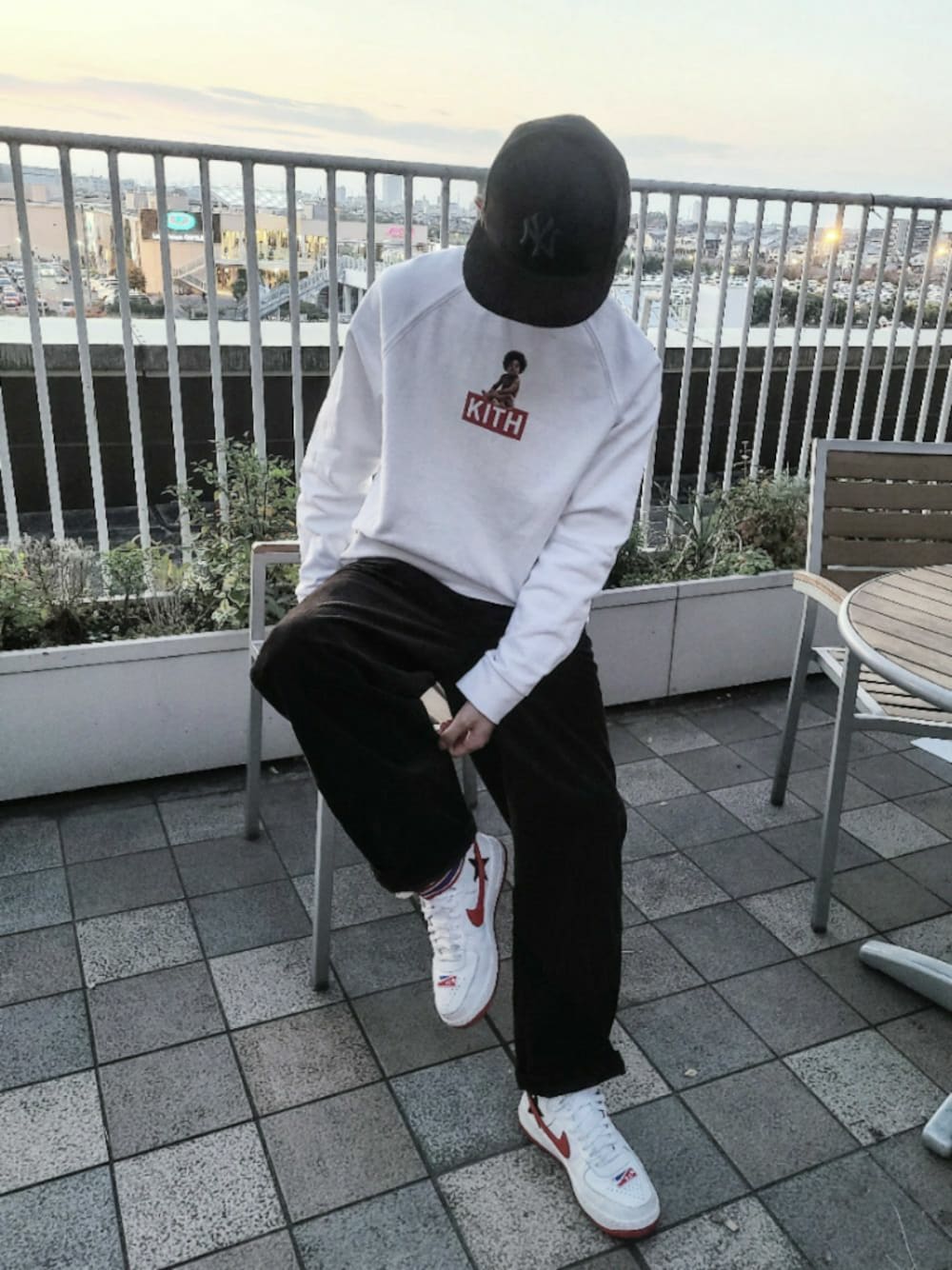 「NIKE、スニーカー、エアフォースワン、コーデュロイ、コーデュロイパンツ、ワイドパンツ、キャップ、kith、ストリート、白スニーカー」｜「NEW ERAのNEWERA GOLF 9FIFTY SNAPBACK CAP MLB NEW YORK YANKEES CORDUROY BROWN（キャップ、ブラウン系）」を使った、ジェロニモさん（メンズ・170cm）の冬コーディネートの1枚目の写真