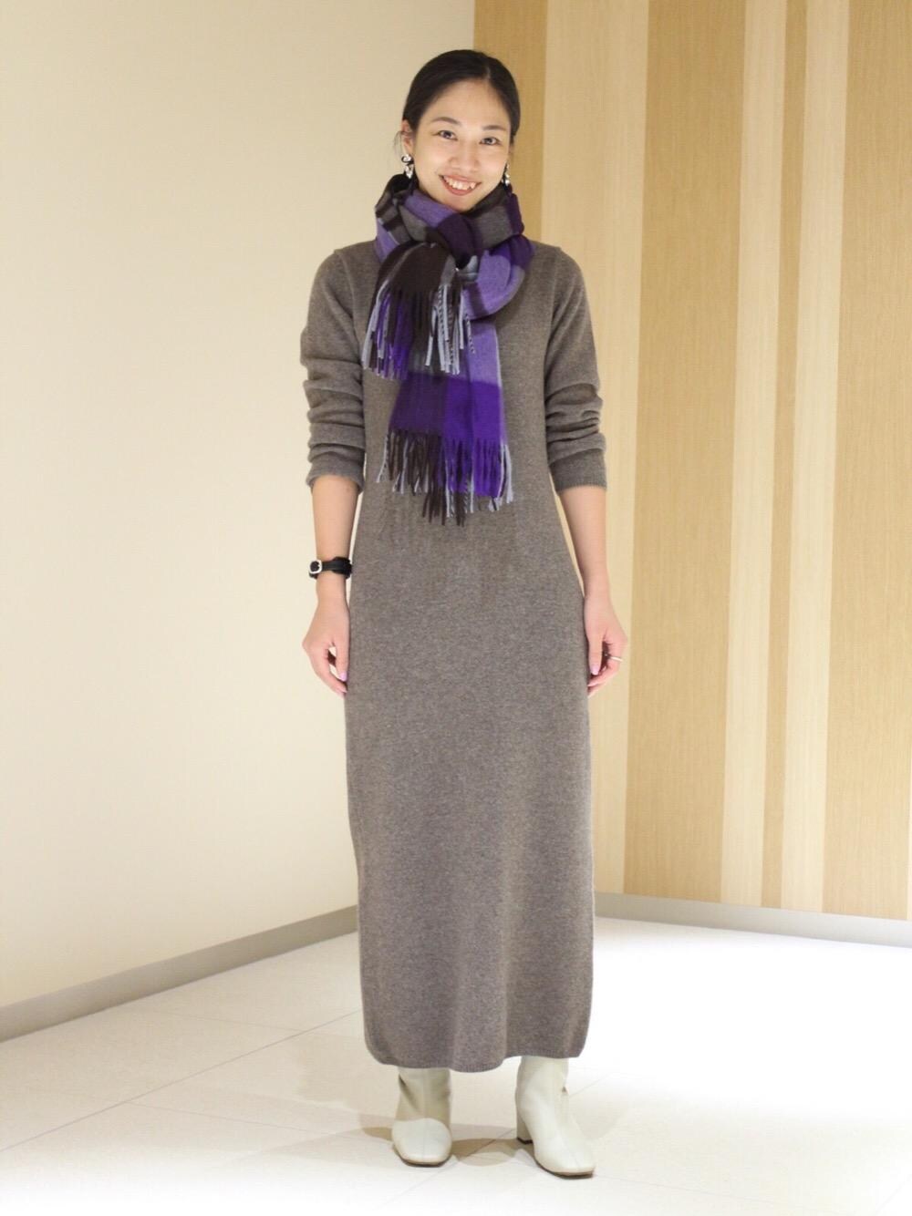 ブラウン系のワンピース、パープル系のストール/ショールを着用したレディースの秋コーディネートの1枚目の写真