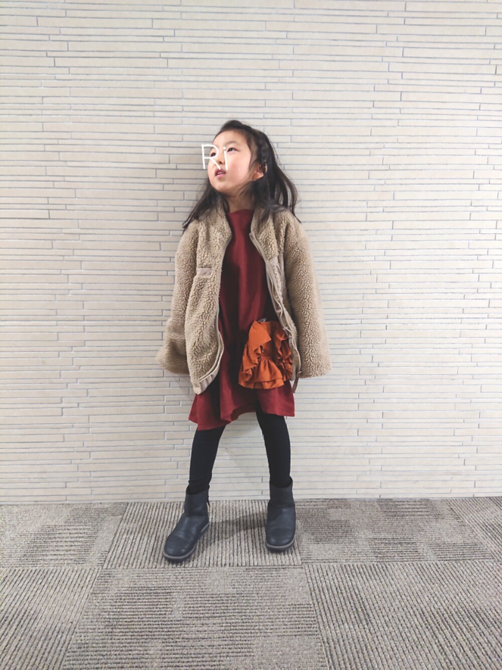 「ブラウン色に染まれ、キッズコーデ、女の子、もこもこ、ワンピース、6歳、ボア、ボアブルゾン、チョコ色に染まれ、おしゃれさんと繋がりたい」｜「CIAOPANIC TYPYのOSOROボアリバーシブルジャケット（ブルゾン、ベージュ系）」を使った、Riha:>さん（キッズ・110cm）の冬コーディネートの1枚目の写真