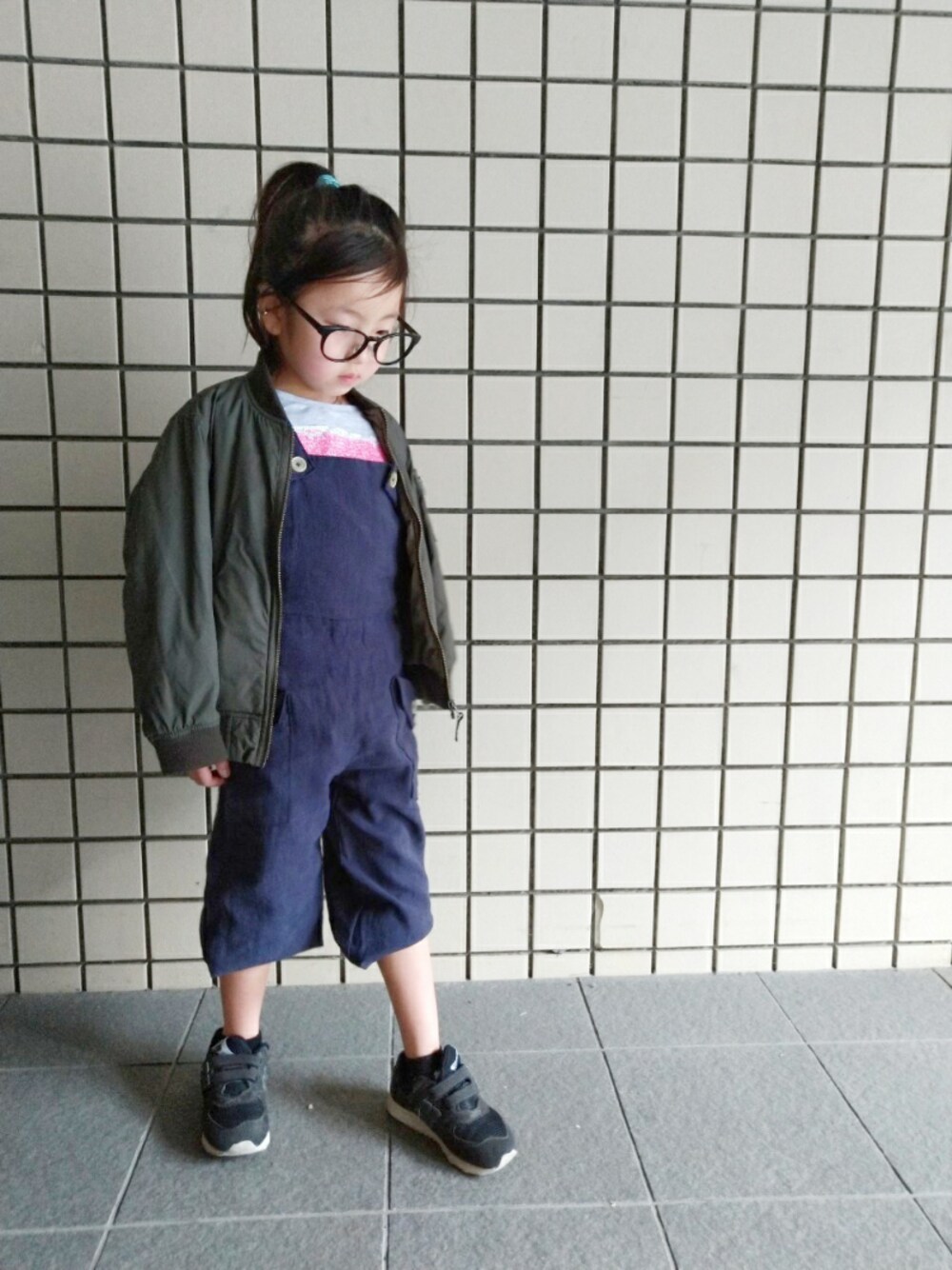 「MA-1、ユニクロ、オーバーオール、サロペット、公園スタイル、めがね」｜「ZARA KIDSのアイテム（オールインワン・サロペット、ブルー系）」を使った、Riha:>さん（キッズ・110cm）の春コーディネートの1枚目の写真
