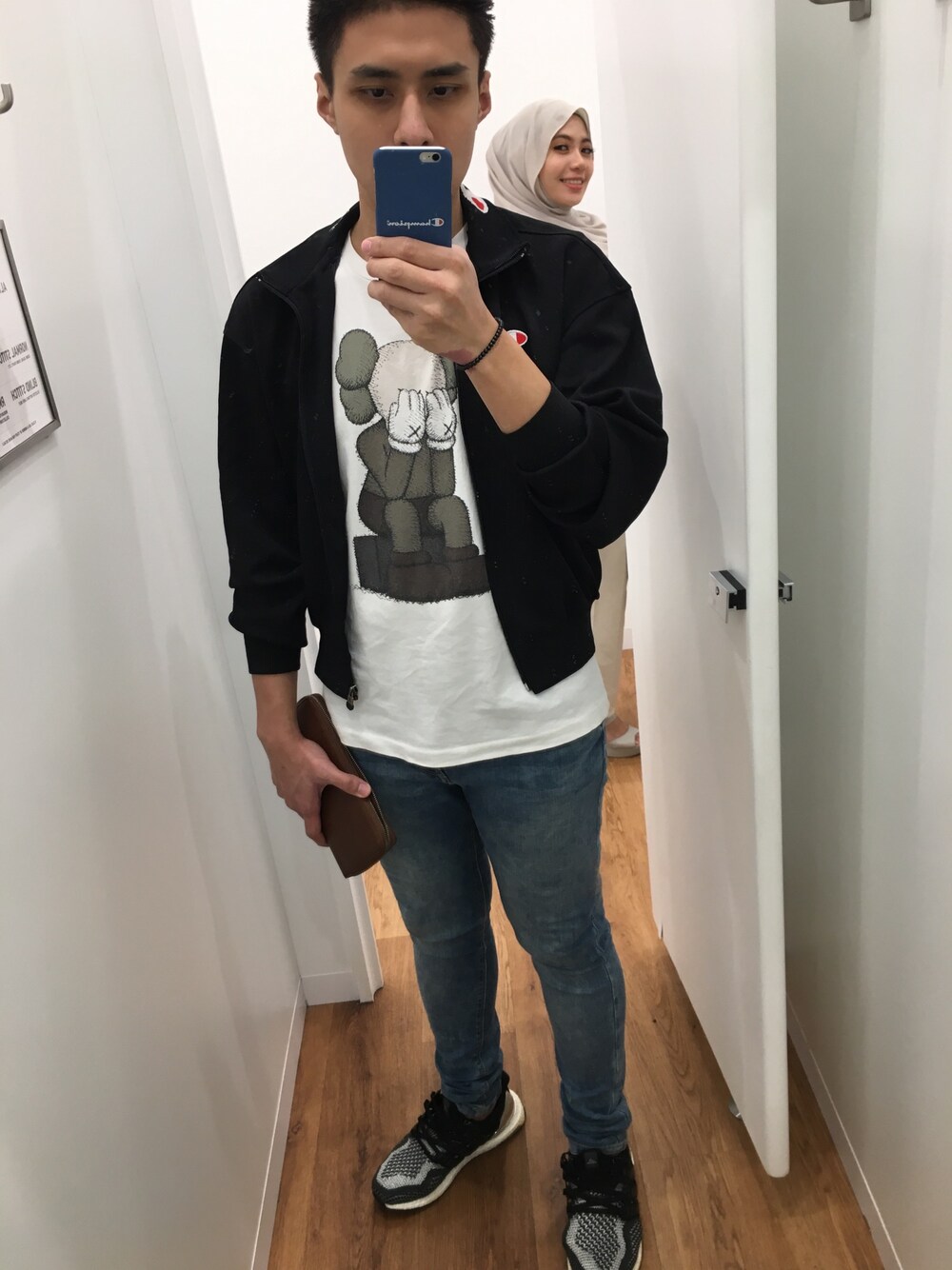 「potd、ootd、hypebeast、adidas originals、kicks、Champion、outfit、outfitoftheday、menswear、men's fashion」｜「KAWSのアイテム（Tシャツ/カットソー、ホワイト系）」を使った、Harizさん（メンズ・175cm）の夏コーディネートの1枚目の写真