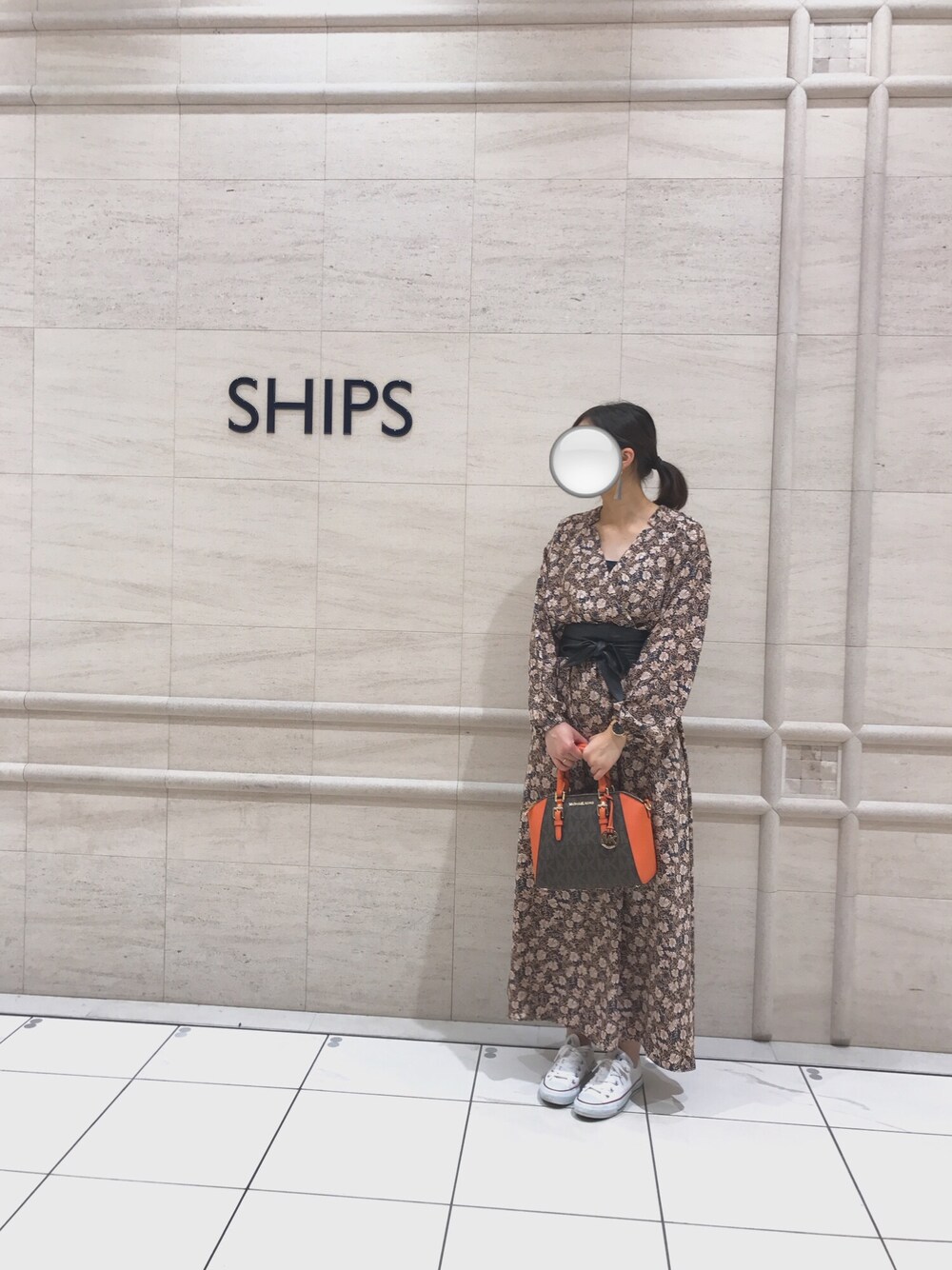 「ワンピース、LEPSIM、サッシュベルト、コンバース、ダニエルウェリントン」｜「LEPSIMのカシュクールムジガラワンピース  767675（ワンピース、グリーン系）」を使った、えりなさん（レディース・162cm）の秋コーディネートの1枚目の写真