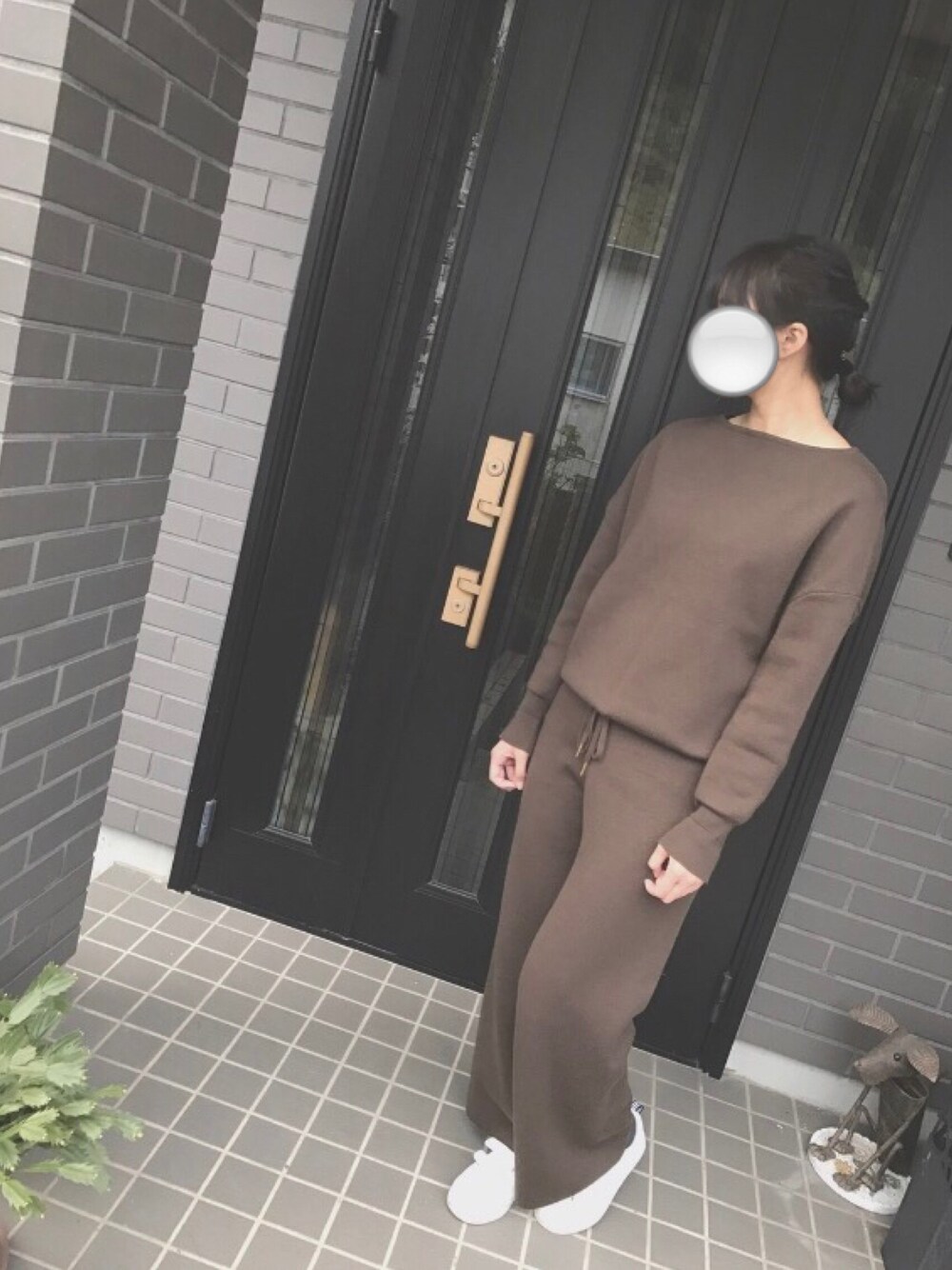 グリーン系のワンピース/ドレス、ブルー系のスニーカー、グリーン系のピアス(両耳用)を着用したレディースの秋コーディネートの1枚目の写真