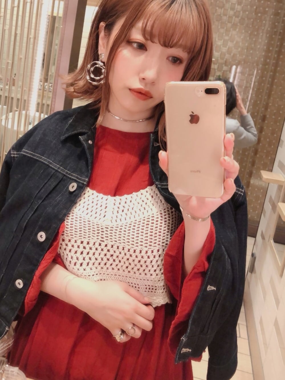 「カジュアルコーデ、オトナカジュアル、お洒落さんとつながりたい、ootd、ワンピース、赤ワンピース、Gジャン、ビスチェ」｜「JEANASISのクロシェキャミ/787730（キャミソール、ホワイト系）」を使った、ykさん（レディース・160cm）の春コーディネートの1枚目の写真