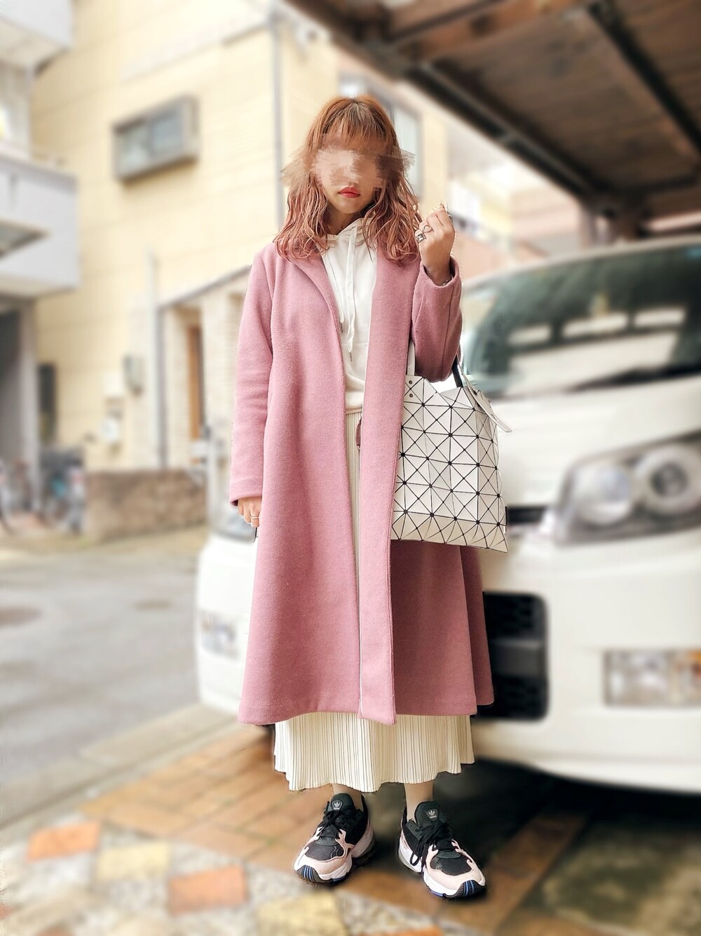 「オトナカジュアル、おしゃれさんと繋がりたい、春コーデ、カジュアル、シンプル、スニーカーコーデ、スニーカー、ピンク、ホワイト、白」｜「LBCのノーカラーガウンコート（チェスターコート、ピンク系）」を使った、ykさん（レディース・160cm）の冬コーディネートの1枚目の写真