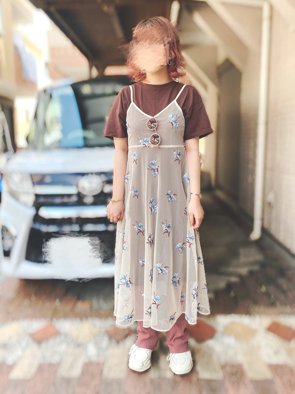 「リブパンツ、フレアパンツ、Tシャツワンピ、キャミワンピ、シンプルコーデ、カジュアルコーデ、休日スタイル、白スニーカー、シースルー、プチプラ」｜「titivateのアイテム（ワンピース/ドレス、ブラウン系）」を使った、ykさん（レディース・160cm）の夏コーディネートの1枚目の写真