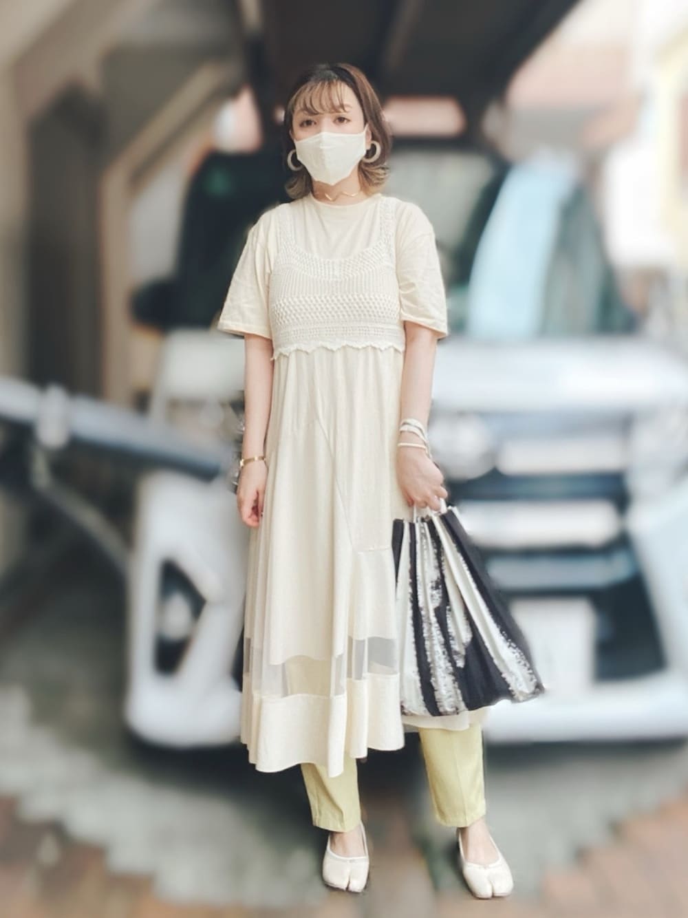 ホワイト系のキャミソール、ホワイト系のワンピース/ドレス、ブラック系のバッグを着用したレディースの秋コーディネートの1枚目の写真