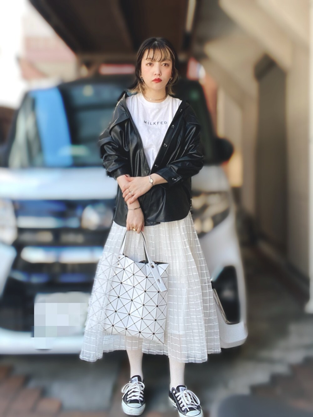「秋のマイ旬スタイル、秋、きれいめカジュアル、カジュアルコーデ、レザーシャツ、レザージャケット、スニーカー、白タイツ、ビッグシルエット、ootd」｜「MILKFED.のS/S TEE EMBROIDERED ELLIE LOGO（Tシャツ/カットソー、ホワイト系）」を使った、ykさん（レディース・160cm）の秋コーディネートの1枚目の写真