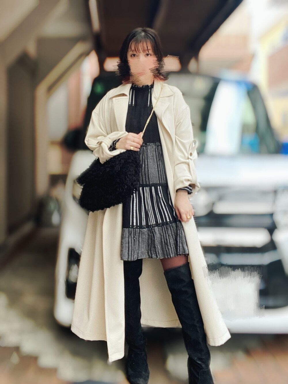 「きれいめカジュアル、ブーツ、ニーハイブーツ、ワンピース、トレンチコート、シンプルコーデ、冬コーデ、カジュアル、モノトーンコーデ、ファーバッグ」｜「AmeriのSOUFFLE OVER COAT（ステンカラーコート、ホワイト系）」を使った、ykさん（レディース・160cm）の秋コーディネートの1枚目の写真