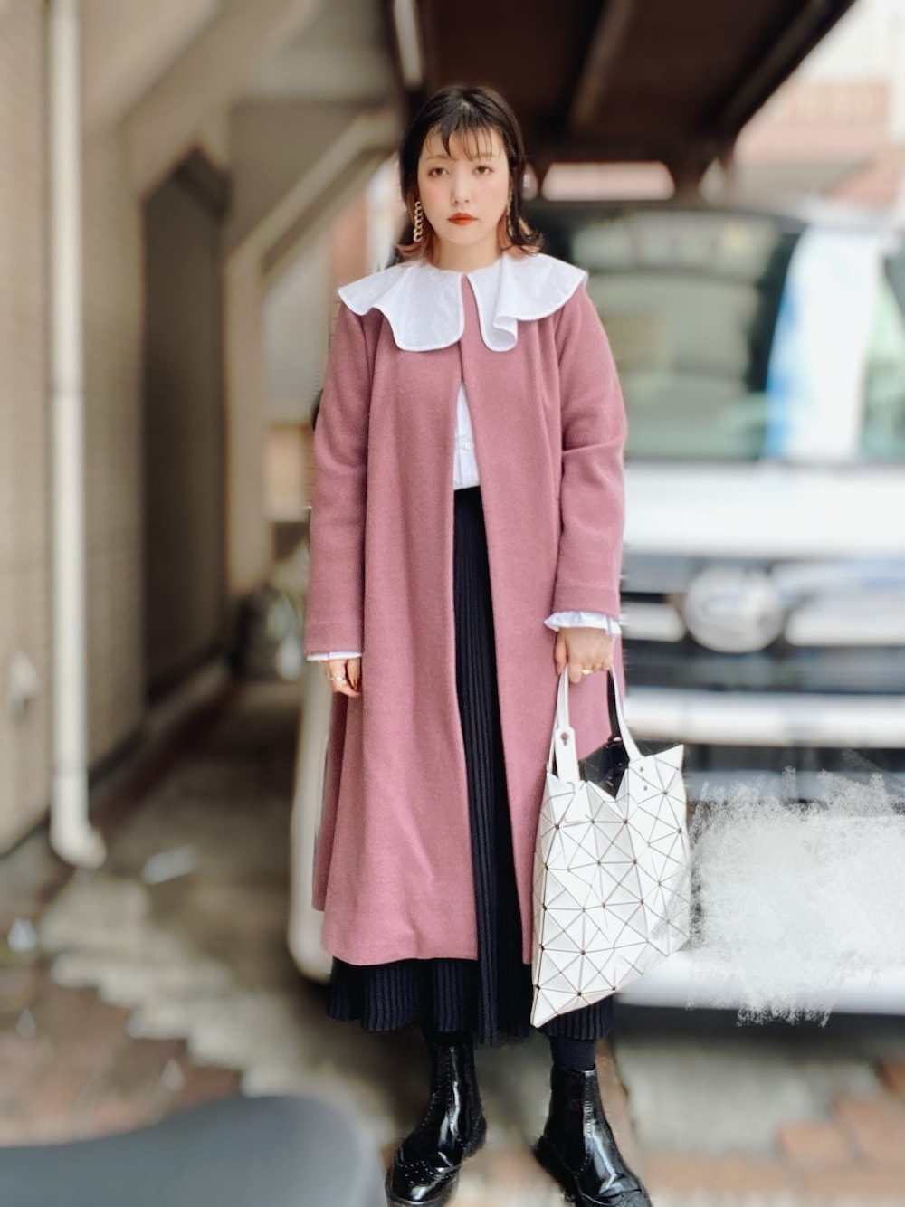 「襟付きトップス、白シャツ、プリーツスカート、ノーカラーコート、サイドゴアブーツ、ドクターマーチン、バオバオ、ピンク、今日のコーデ、秋冬コーデ」｜「CIAOPANICのヴィンテージフリルブラウス（シャツ/ブラウス、ホワイト系）」を使った、ykさん（レディース・160cm）の秋コーディネートの1枚目の写真
