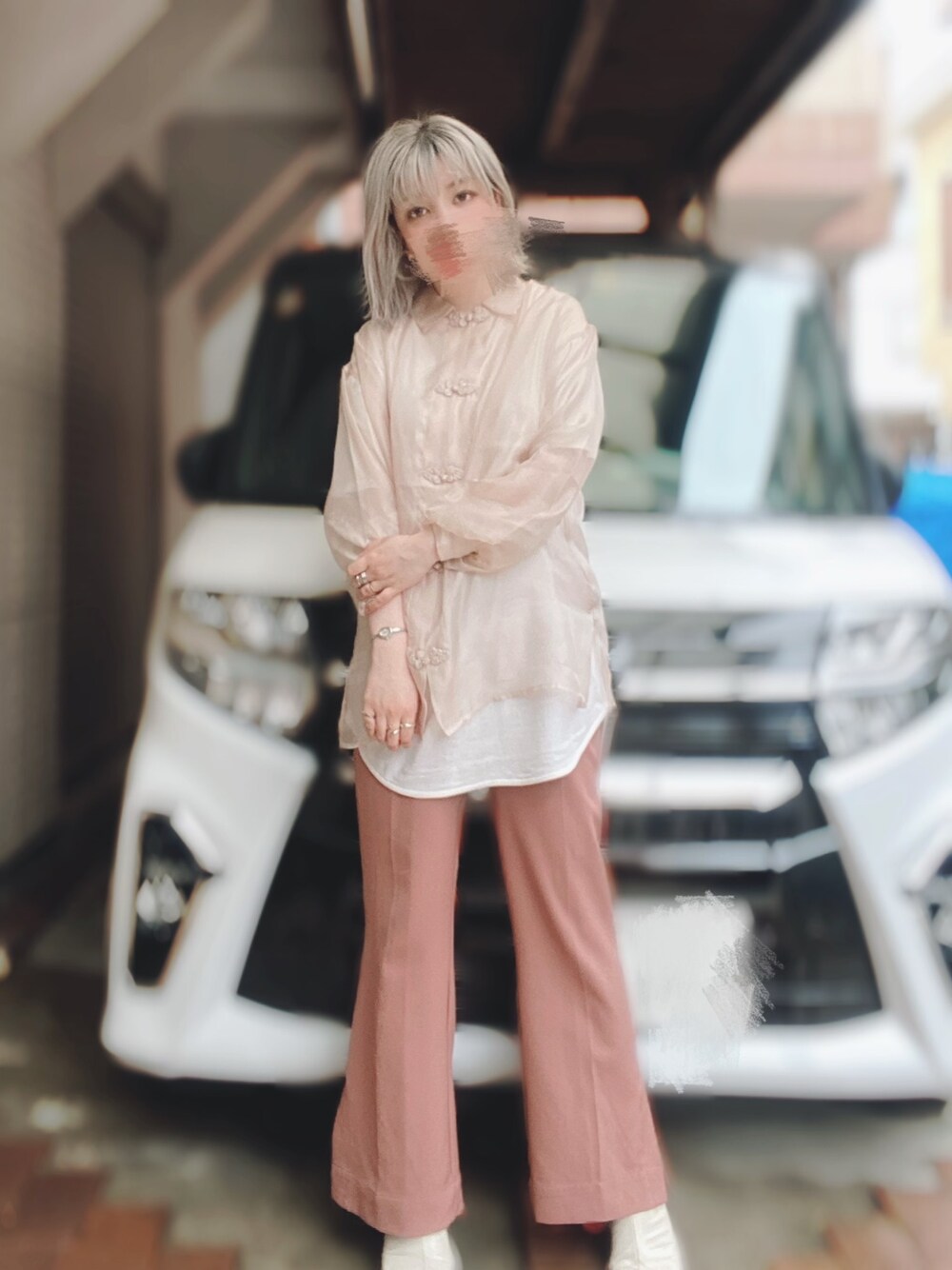 ホワイト系のシャツ/ブラウス、ホワイト系のTシャツ/カットソー、ピンク系のその他パンツを着用したレディースの春コーディネートの1枚目の写真