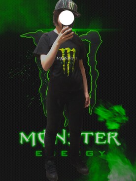 スニーカーを使った Monster Energy のレディース人気ファッションコーディネート Wear