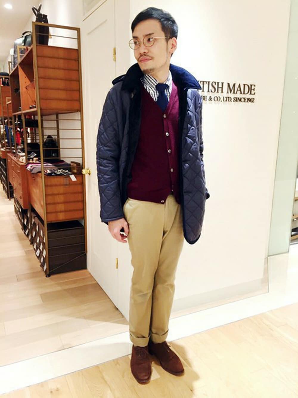 ブルー系のブルゾン、ブルー系のネクタイを着用したメンズの冬コーディネートの1枚目の写真