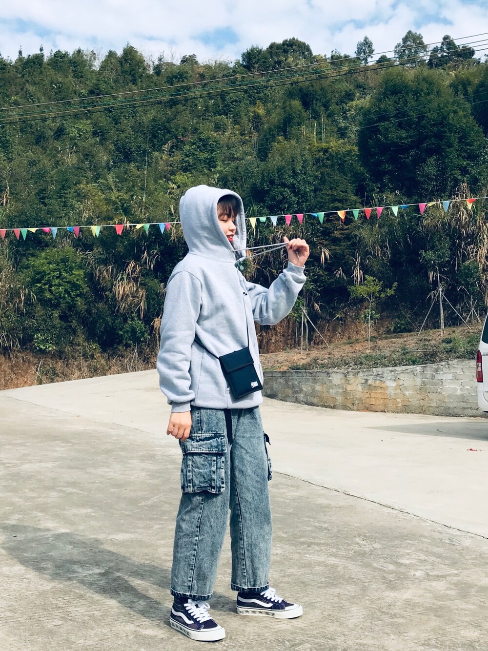 「wassupのアイテム（パーカー、グレー系）」を使った、Aliyia_さん（レディース・168cm）の春コーディネートの1枚目の写真