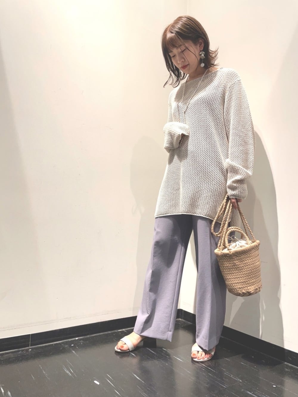 「メッシュニット、メランジニット、ストレートパンツ、パープル、サスペンダーパンツ、主役はカラーパンツ、おしゃれさんと繋がりたい、かごバッグ、ラフ、春コーデ」｜「URBAN RESEARCHのメランジネップメッシュニット（ニット/セーター、ホワイト系）」を使った、CHIAKI SUZUKIさん（レディース・161cm）の春コーディネートの1枚目の写真
