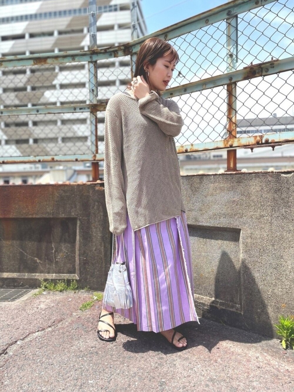 「メッシュニット、ストライプ、巻きスカート、アシメサンダル、ラフコーデ、リラックススタイル、春夏コーデ、marco masi、ONEIL OF DUBLIN」｜「URBAN RESEARCHのアイテム（トップス、ブラウン系）」を使った、CHIAKI SUZUKIさん（レディース・161cm）の春コーディネートの1枚目の写真
