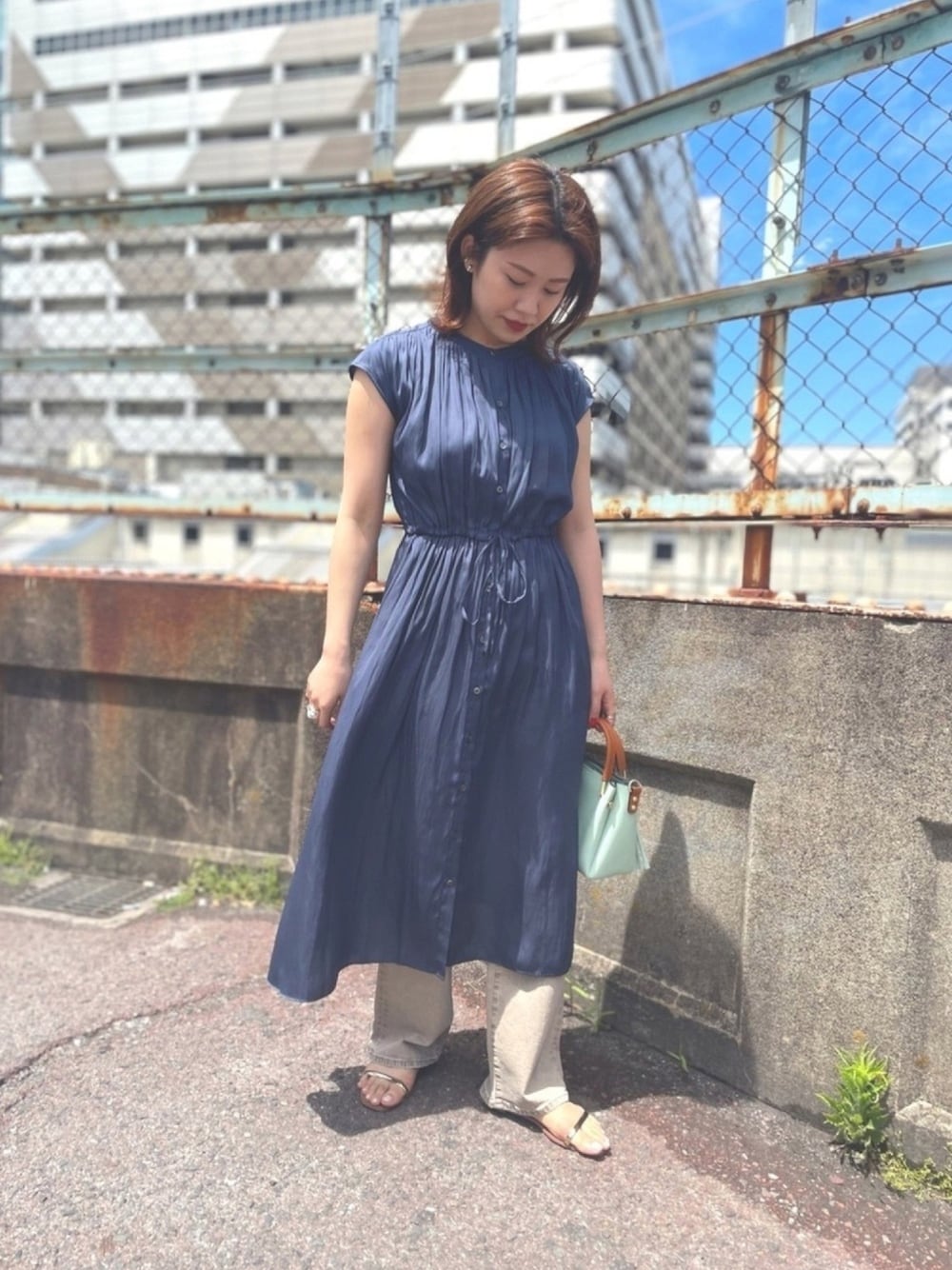 「オトナカジュアル、大人ガーリー、きれいめコーディネート、ブルー、フレンチスリーブ、おでかけ、ロデスコ、URBAN RESEARCH、シンプルコーデ、デニム」｜「URBAN RESEARCHのフレンチスリーブヴィンテージサテンドロストワンピース（ワンピース、ブルー系）」を使った、CHIAKI SUZUKIさん（レディース・161cm）の春コーディネートの1枚目の写真