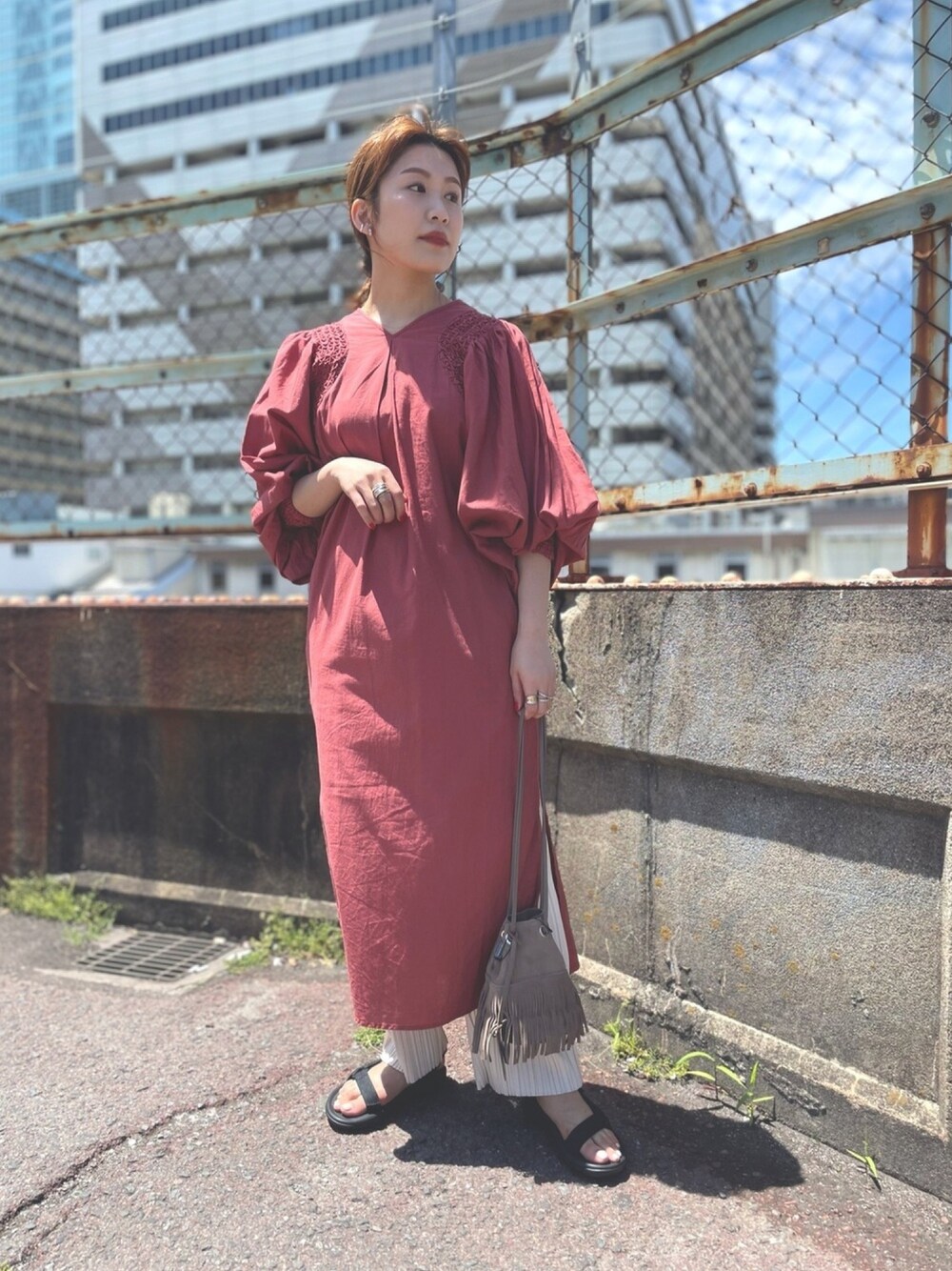 「ボリューム袖、カジュアルコーデ、サンダル、夏、ワンピーススタイル、ラクチンコーデ、フリンジ、プリーツパンツ、teva、KIIRA」｜「URBAN RESEARCHのカットプリーツパンツ（その他パンツ、ホワイト系）」を使った、CHIAKI SUZUKIさん（レディース・161cm）の春コーディネートの1枚目の写真