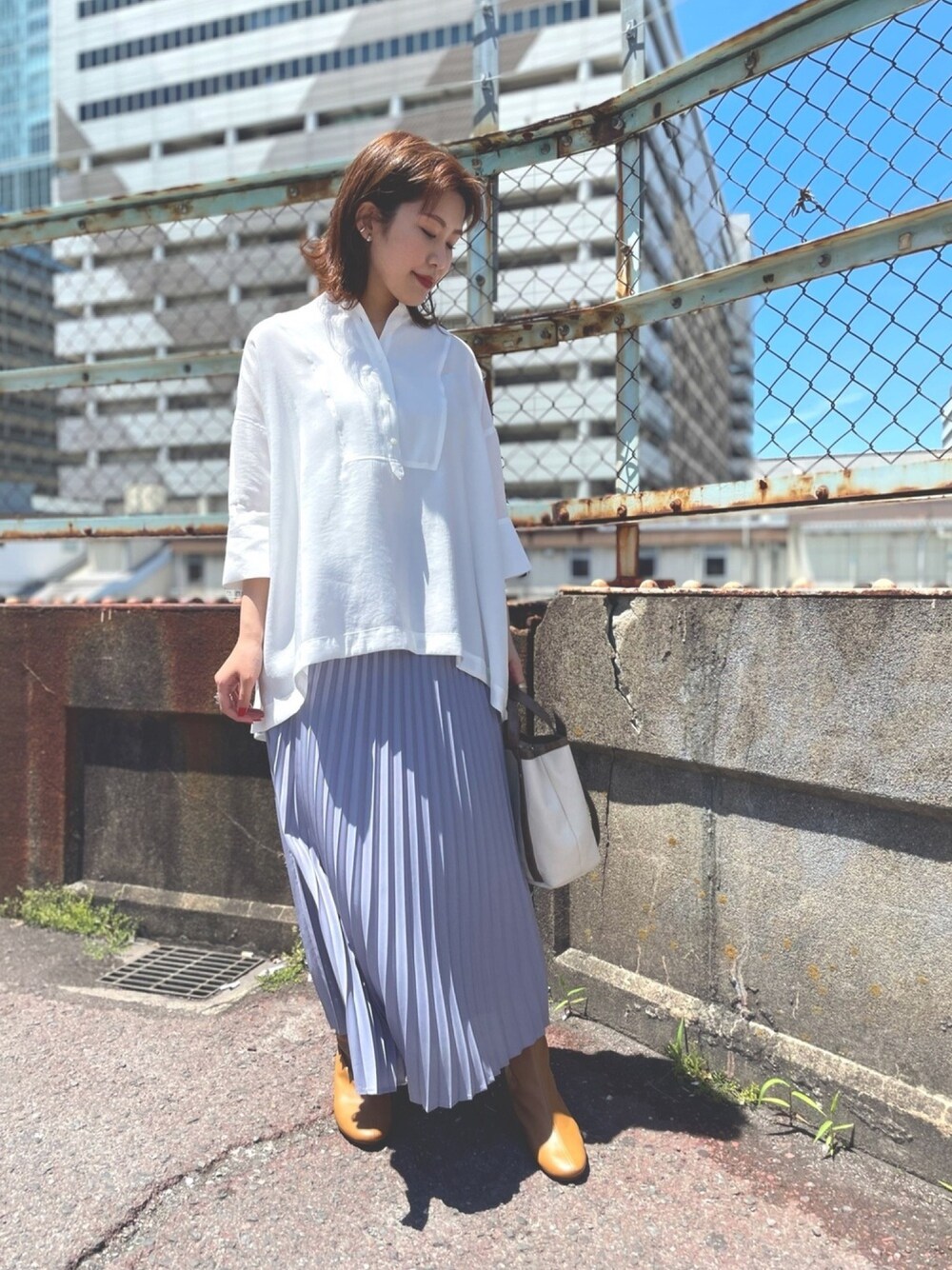 「シンプルコーデ、大人カジュアル、プリーツスカート、ブルー、バンドカラー、おしゃれさんと繋がりたい、ブラウス、きれいめカジュアル、レディライク、デート」｜「URBAN RESEARCHのフロントデザインドルマンブラウス（シャツ/ブラウス、ホワイト系）」を使った、CHIAKI SUZUKIさん（レディース・161cm）の春コーディネートの1枚目の写真