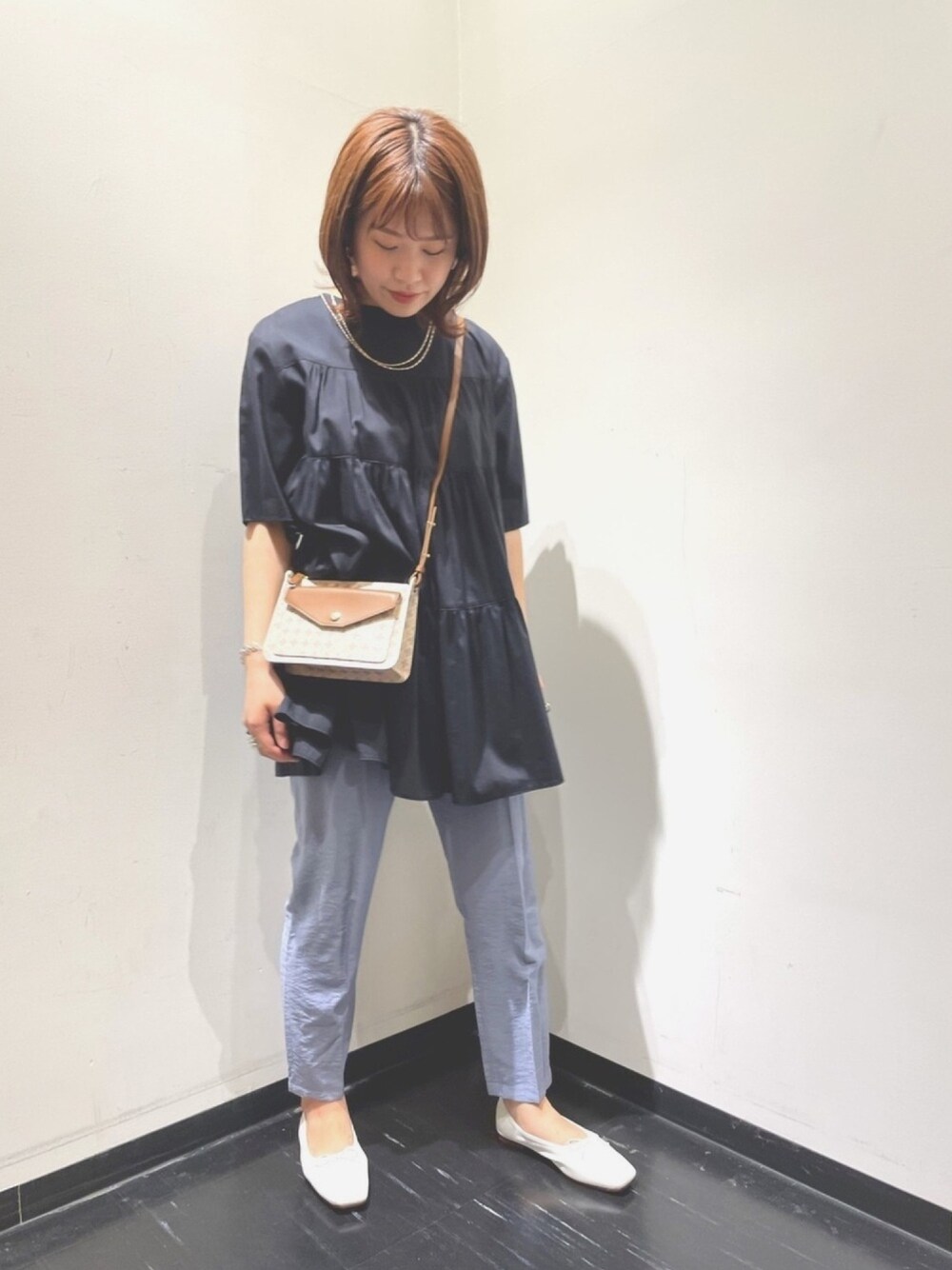 「ティアードブラウス、綺麗めカジュアル、大人カジュアル、おしゃれさんと繋がりたい、シンプル、大人女子、テーパドパンツ、バレエシューズ、オフィスカジュアル」｜「URBAN RESEARCHのコットンシルクティアードブラウス（シャツ/ブラウス、ブラック系）」を使った、CHIAKI SUZUKIさん（レディース・161cm）の春コーディネートの1枚目の写真