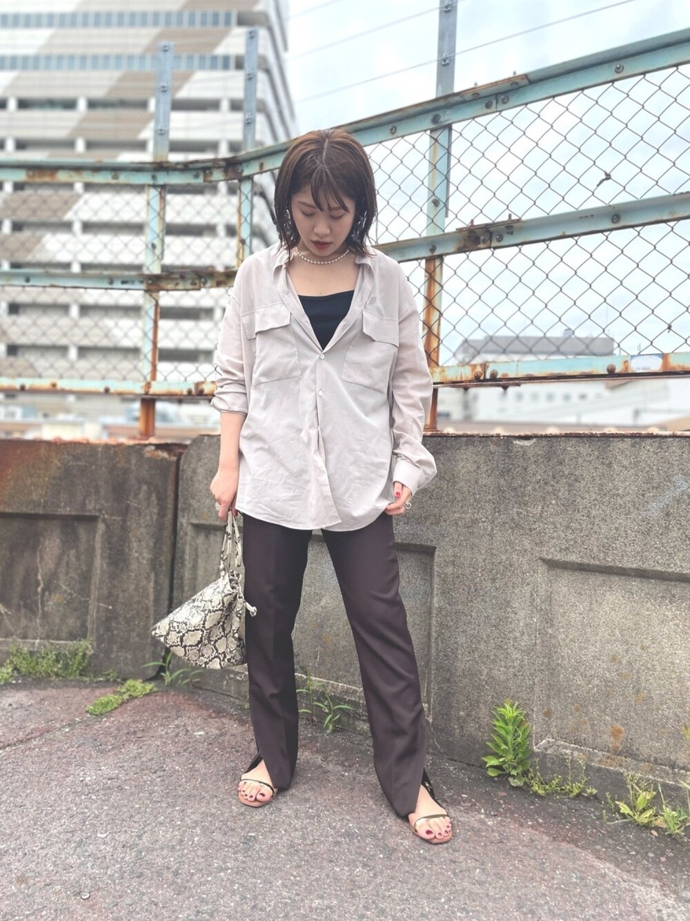 「シアーシャツ、COSEI、ベーシック、大人カジュアル、シャツスタイル、サンダル、カジュアル、おしゃれさんと繋がりたい、ワントーンコーデ、メンズライク」｜「URBAN RESEARCHのCOSEI シースルーバンドカラーSHIRTS（シャツ/ブラウス、ベージュ系）」を使った、CHIAKI SUZUKIさん（レディース・161cm）の春コーディネートの1枚目の写真