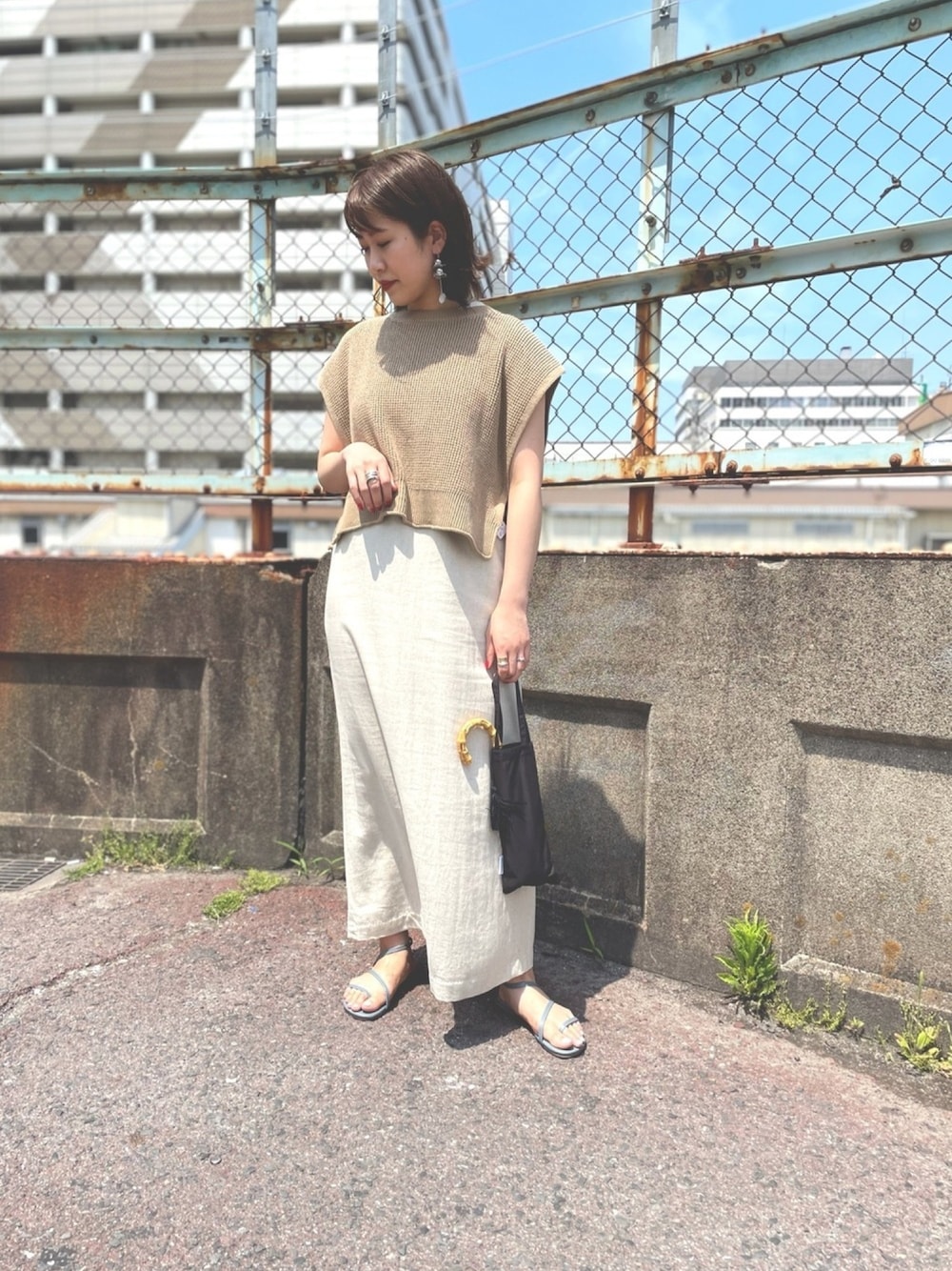 「ベスト、鹿子、ワンピース、リネン、ストレートワンピース、シンプル、オトナカジュアル、ロングワンピース、サンダル、夏コーデ」｜「URBAN RESEARCHの鹿の子編みショートニットベスト（ベスト、ベージュ系）」を使った、CHIAKI SUZUKIさん（レディース・161cm）の春コーディネートの1枚目の写真