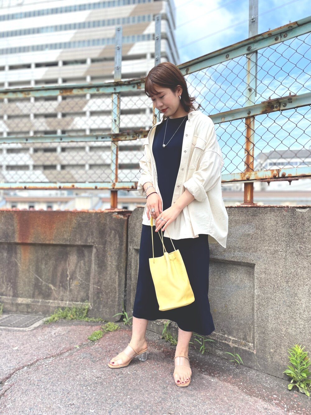 「ワンピース、初夏コーデ、リラックス、オトナカジュアル、ラフコーデ、サンダル、クリアサンダル、バンドカラー、ベーシック、アイボリー」｜「URBAN RESEARCHのTRベアロングワンピース（ワンピース、ブルー系）」を使った、CHIAKI SUZUKIさん（レディース・161cm）の春コーディネートの1枚目の写真