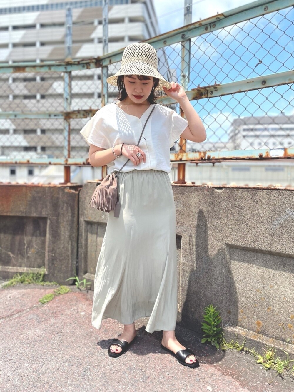 「休日コーデ、きれいめカジュアル、高機能リネン、フェミニンコーデ、メッシュ、フレア袖、ブラウス、裾フレア、ロングスカート、おでかけ」｜「URBAN RESEARCHのUR TECH(UVカット・接触冷感・吸水速乾)+抗菌 機能付 高機能リネンブラウス（シャツ/ブラウス、ホワイト系）」を使った、CHIAKI SUZUKIさん（レディース・161cm）の春コーディネートの1枚目の写真