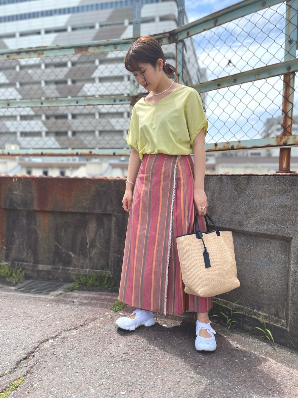 「これが私をアゲる服、oniel of dublin、カジュアル、休日スタイル、ラクチンコーデ、バックリボン、カラーコーデ、marco masi、エアリフト、巻きスカート」｜「URBAN RESEARCHのバックリボンカットソー（Tシャツ/カットソー、グリーン系）」を使った、CHIAKI SUZUKIさん（レディース・161cm）の春コーディネートの1枚目の写真