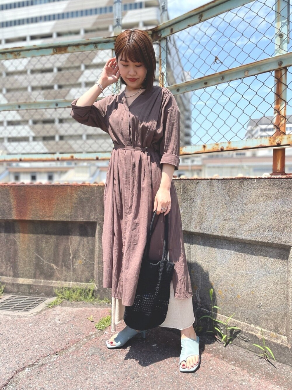 「ワントーンコーデ、オトナ女子、オトナカジュアル、レイヤードスタイル、ガウン、ワンピース、ラップスカート、ベーシック、夏コーデ、コットン」｜「URBAN RESEARCHのコットンガウンワンピース（ワンピース、ブラウン系）」を使った、CHIAKI SUZUKIさん（レディース・161cm）の春コーディネートの1枚目の写真